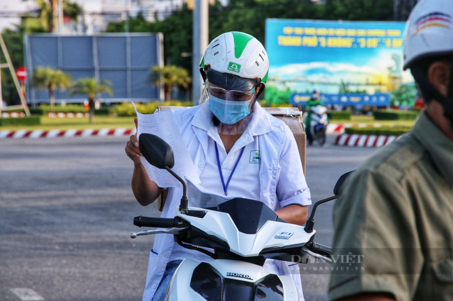 Ảnh: Nhiều người phải quay xe trong thời gian Đà Nẵng cho phép giao ca, đổi nhân lực - Ảnh 7.