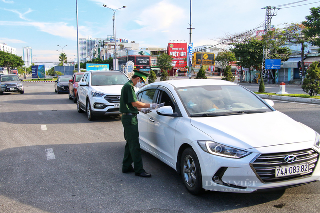 Ảnh: Nhiều người phải quay xe trong thời gian Đà Nẵng cho phép giao ca, đổi nhân lực - Ảnh 13.