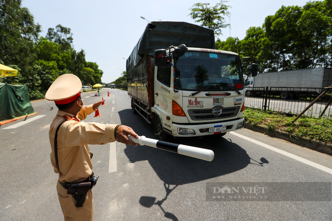 Chủ tịch Hà Nội yêu cầu siết chặt kiểm soát 23 chốt, kiểm tra cả xe công vụ, xe &quot;luồng xanh&quot; - Ảnh 2.