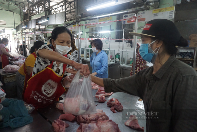 Đà Nẵng: Mở lại chợ, người dân mua hàng qua tổ Covid cộng đồng - Ảnh 2.