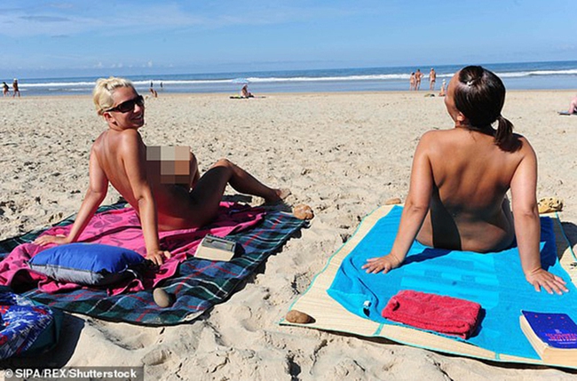 Thế hệ Instagram với thoái trào Topless sunbathing (tắm nắng để ngực trần) trên bãi biển thời 4.0 - Ảnh 5.