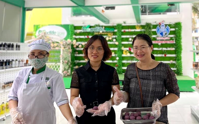 Chị Triệu Kim Ngọc (giữa) chủ nhà hàng thực dưỡng GoodLife ở TP.Vũng Tàu. Ảnh: Minh Ngọc