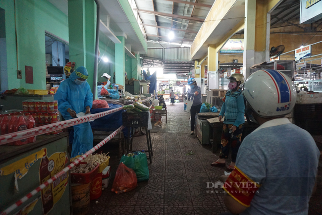 Ảnh: Tiểu thương mang đồ bảo hộ, kính chống giọt bắn trong ngày đầu chợ mở cửa  - Ảnh 1.