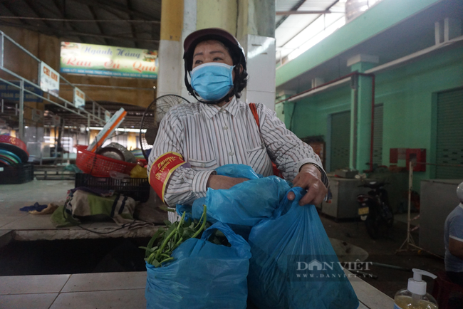 Ảnh: Tiểu thương mang đồ bảo hộ, kính chống giọt bắn trong ngày đầu chợ mở cửa  - Ảnh 6.