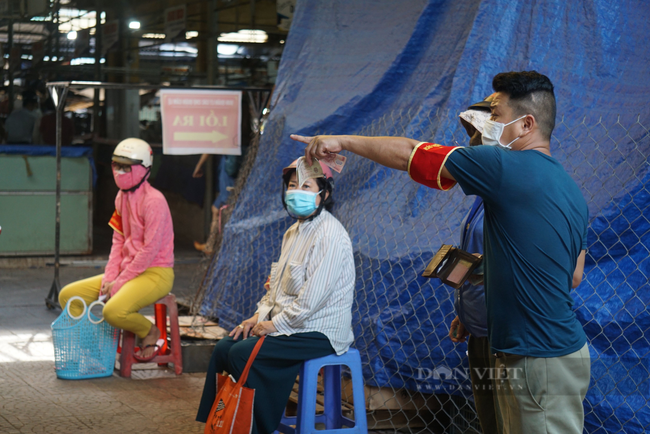 Ảnh: Tiểu thương mang đồ bảo hộ, kính chống giọt bắn trong ngày đầu chợ mở cửa  - Ảnh 5.