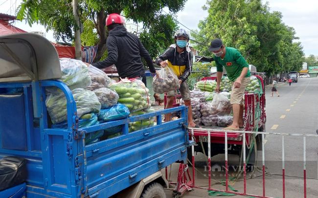 Trung chuyển rau củ quả tại một chốt kiểm soát dịch ở TP.Thủ Đức, TP.HCM. Ảnh: Nguyên Vỹ