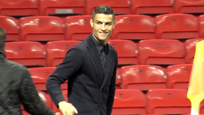 Ronaldo đá trận ra mắt M.U ngay tại Old Trafford - Ảnh 1.