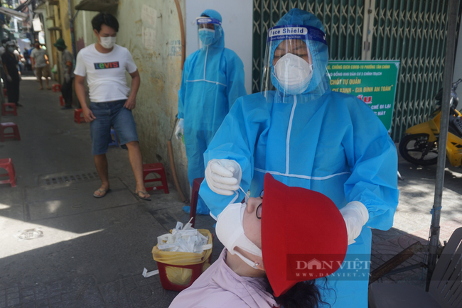 Bí thư Đà Nẵng: &quot;Người dân giám sát nhân viên y tế sát khuẩn, đeo găng tay rất kỹ&quot; - Ảnh 1.