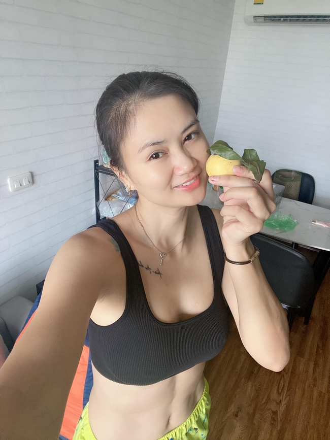 Hoa khôi bóng chuyền Kim Huệ khoe thân hình “nuột” như gái 18 - Ảnh 1.