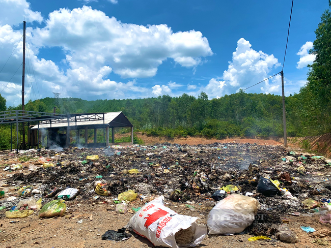 Quảng Bình: Xã về đích nông thôn mới bỏ hoang lò đốt rác gần 3 tỉ, gom rác đốt bừa bãi - Ảnh 2.