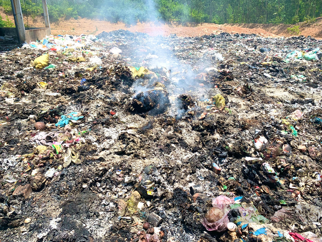 Quảng Bình: Xã về đích nông thôn mới bỏ hoang lò đốt rác gần 3 tỉ, gom rác đốt bừa bãi - Ảnh 3.