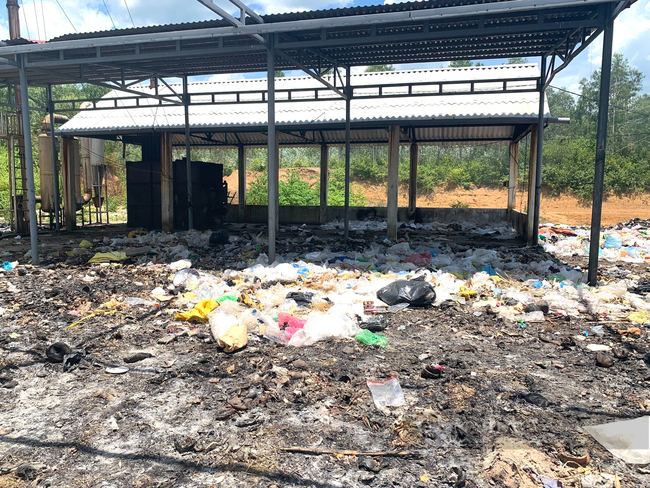 Quảng Bình: Xã về đích nông thôn mới bỏ hoang lò đốt rác gần 3 tỉ, gom rác đốt bừa bãi - Ảnh 5.