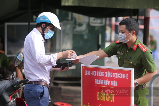 Hà Nội: Cán bộ công an canh chốt trực ở quận Đống Đa dương tính SARS-CoV-2 - Ảnh 1.