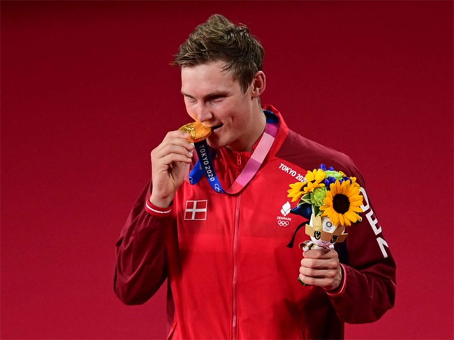 Hạ bệ Trung Quốc, đoạt HCV Olympic 2020, tay vợt Đan Mạch khóc nức nở - Ảnh 1.