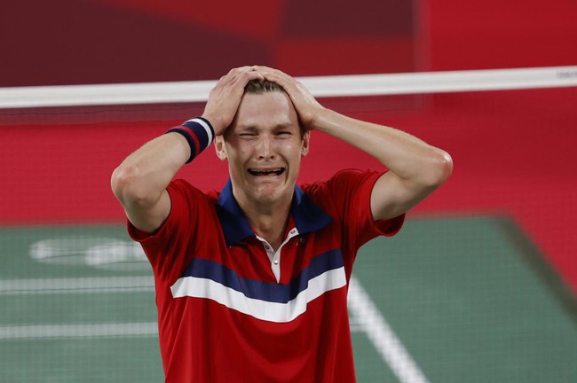 Hạ bệ Trung Quốc, đoạt HCV Olympic 2020, tay vợt Đan Mạch khóc nức nở - Ảnh 3.