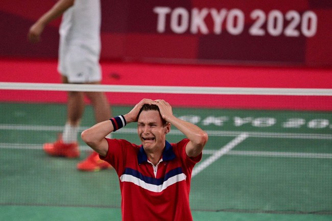 Hạ bệ Trung Quốc, đoạt HCV Olympic 2020, tay vợt Đan Mạch khóc nức nở - Ảnh 6.