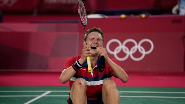 Hạ bệ Trung Quốc, đoạt HCV Olympic 2020, tay vợt Đan Mạch khóc nức nở - Ảnh 9.