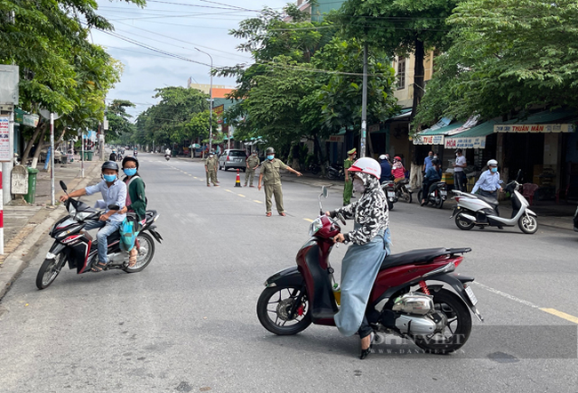 Quảng Ngãi: Lần đầu tiên lập chốt trong nội thành hạn chế người ra đường không cần thiết  - Ảnh 6.