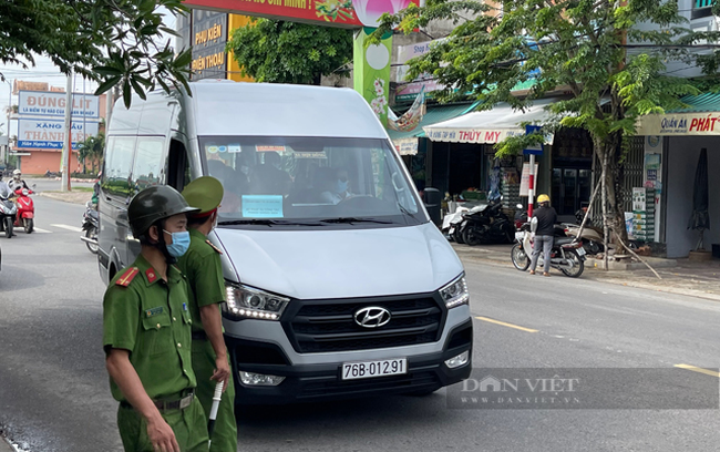 Quảng Ngãi: Lần đầu tiên lập chốt trong nội thành hạn chế người ra đường không cần thiết  - Ảnh 4.