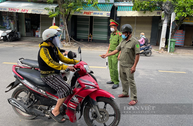 Quảng Ngãi: Lần đầu tiên lập chốt trong nội thành hạn chế người ra đường không cần thiết  - Ảnh 3.