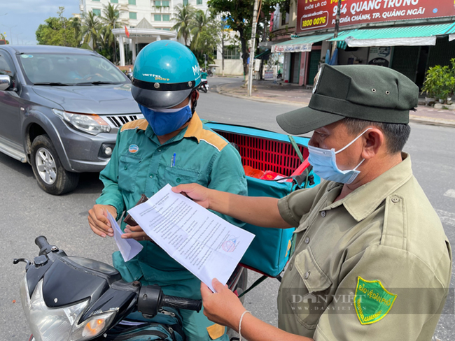 Quảng Ngãi: Lần đầu tiên lập chốt trong nội thành hạn chế người ra đường không cần thiết  - Ảnh 5.