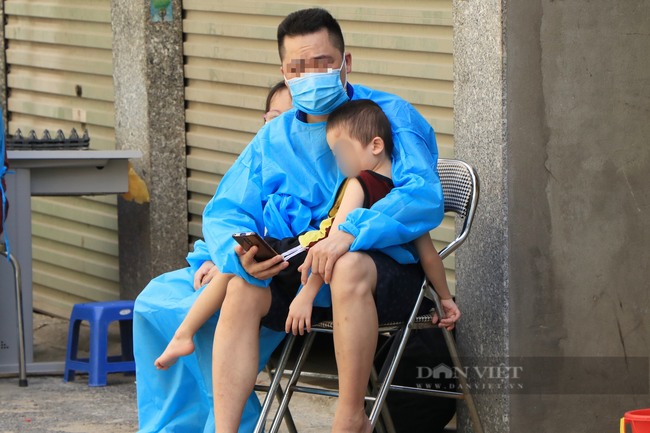 Nhiều F0 “nhí” mệt mỏi theo chân cha mẹ lên xe cứu thương tại ổ dịch phức tạp nhất Hà Nội - Ảnh 5.