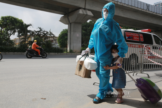 Nhiều F0 “nhí” mệt mỏi theo chân cha mẹ lên xe cứu thương tại ổ dịch phức tạp nhất Hà Nội - Ảnh 9.