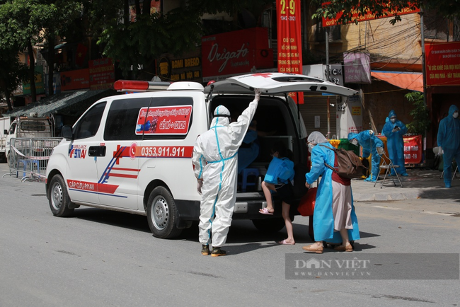 Nhiều F0 “nhí” mệt mỏi theo chân cha mẹ lên xe cứu thương tại ổ dịch phức tạp nhất Hà Nội - Ảnh 10.