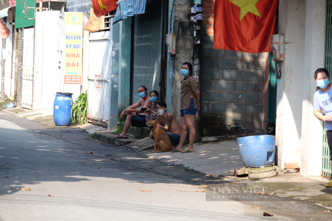 “Áo xanh” xông pha vào vùng đỏ gửi quà đến tay lao động nghèo - Ảnh 3.