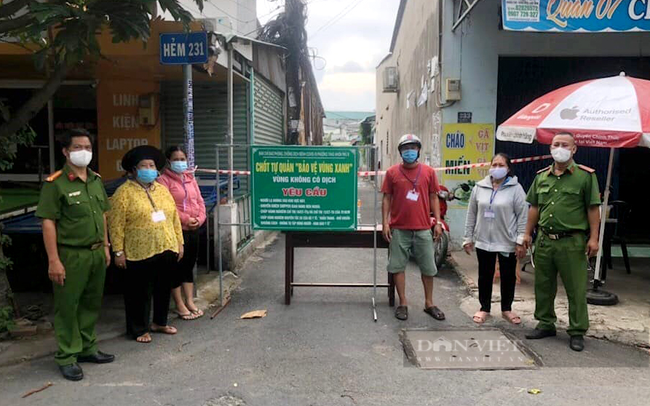 Bà Châu Em (thứ 2 từ trái sang) tham gia buổi ra mắt Chốt tự quản bảo vệ vùng xanh ở khu phố 3, phường Tăng Nhơn Phú B.  Hội Nông dân TP.Thủ Đức