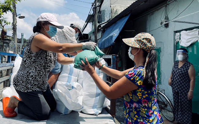 Các tình nguyện viên tham gia cùng Hội Nông dân TP.Thủ Đức trao quà đến các hộ dân, những người thuê trọ đang gặp khó khăn trên địa bàn. Ảnh: Hội Nông dân TP.Thủ Đức