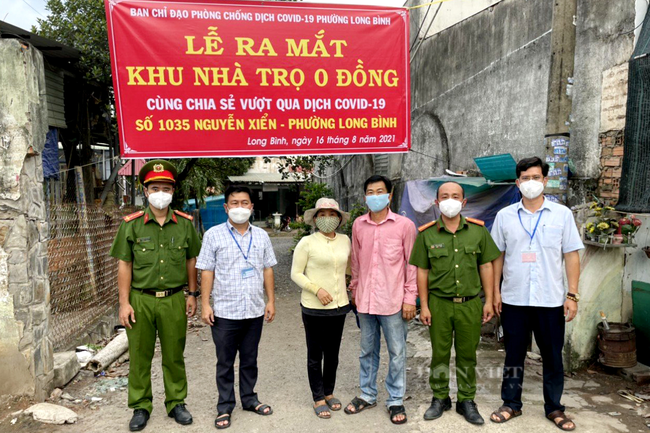 Ông Công Định (thứ 3 từ phải sang), chủ dãy nhà trọ 0 đồng ở khu phố Long Bửu, phường Long Bình. Ảnh: Hội Nông dân TP.Thủ Đức