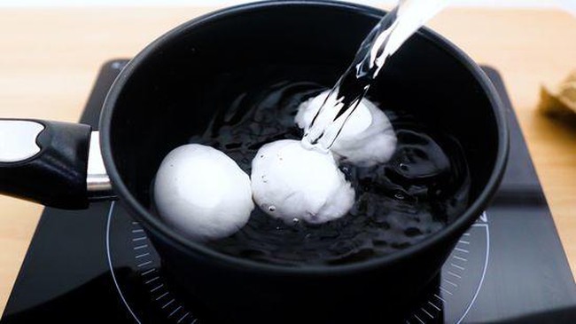 Luộc trứng bằng nước sôi hay lạnh, nhiều người làm sai bảo sao trứng nứt vỏ, không ngon - Ảnh 2.