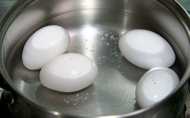 Luộc trứng bằng nước sôi hay lạnh, nhiều người làm sai bảo sao trứng nứt vỏ, không ngon - Ảnh 3.