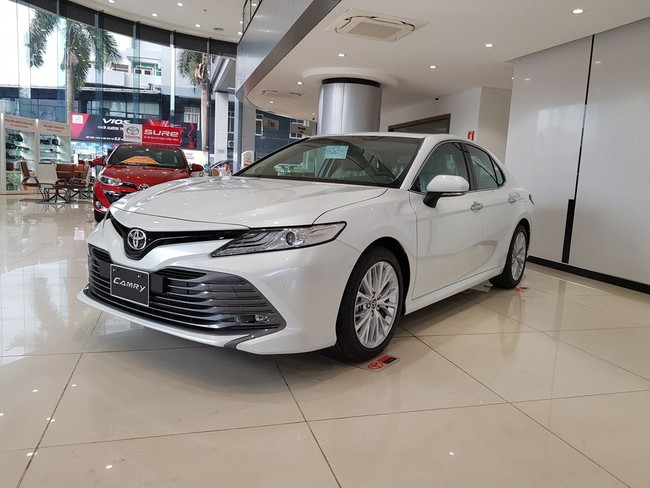 Ngỡ ngàng giá xe Toyota Camry xả khó đón bản nâng cấp sắp bán ở Việt Nam - Ảnh 1.