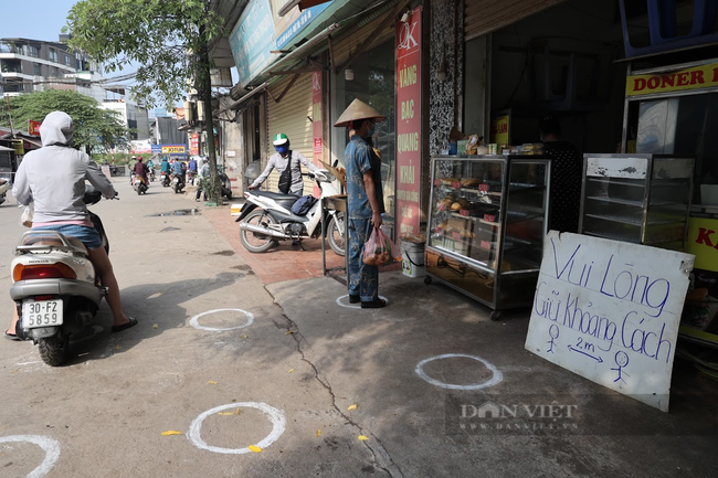 Ảnh: Siêu thị đông người mua sắm, chợ truyền thống vắng vẻ những ngày giãn cách xã hội - Ảnh 12.