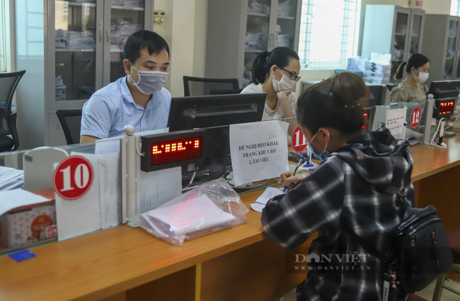 Lao động làm thủ tục hưởng trợ cấp thất nghiệp từ quỹ bảo hiểm thất nghiệp tại  Trung tâm Dịch vụ việc làm tỉnh Thanh Hóa. Ảnh: N.T