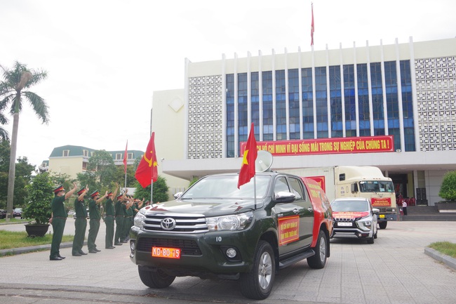 TT-Huế: Quân đội vận chuyển hành chục tấn hàng hóa, nhu yếu phẩm hỗ trợ TP.HCM  - Ảnh 2.