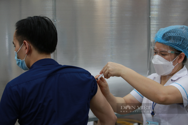 Hà Nội khẩn tìm người từng đến điểm tiêm chủng vaccine Covid-19 tại trường THCS Trưng Vương - Ảnh 1.