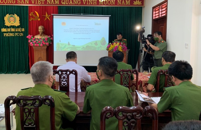 Vụ nuôi nhốt trái phép 17 con hổ: Khen thưởng tập thể, cá nhân Phòng CSMT Nghệ An     - Ảnh 2.