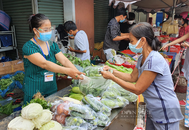 TP.HCM: Chợ mở lại, bán rau xanh, thịt heo dạng combo, đóng túi sẵn - Ảnh 1.