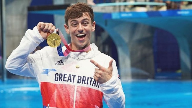 &quot;Nam thần&quot; Tom Daley choáng với thùng bao cao su được phát miễn phí - Ảnh 1.