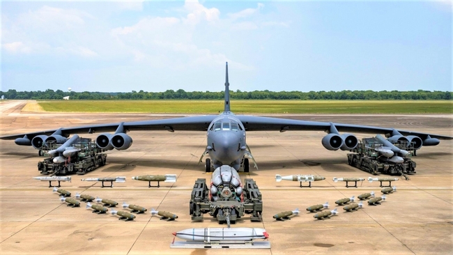 Kho vũ khí mới đáng sợ của máy bay B-52 - Ảnh 1.