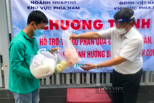 Thứ trưởng Bộ NNPTNT vào khu công nhân lao động ở Thủ Đức, trao tận tay gạo, trứng, thịt gà - Ảnh 1.