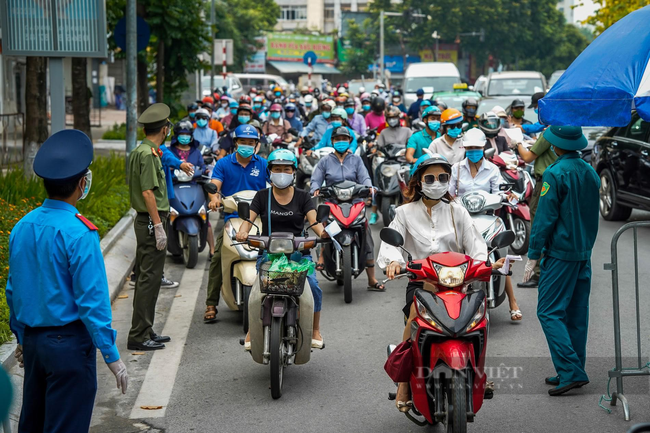 Hà Nội: Nhiều chốt kiểm soát ùn ứ sau khi siết chặt kiểm soát giấy đi đường - Ảnh 1.