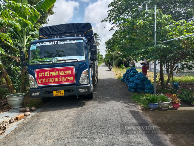 4 Xe vận chuyển nông từ Vĩnh Long lên TP.HCM. Ảnh: Nhóm Nông Sản Vĩnh Long