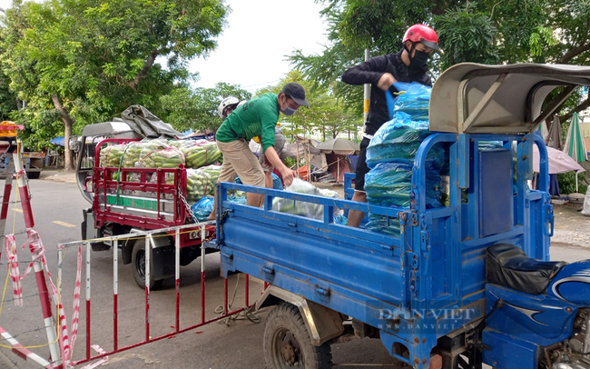 Tiếp nhận rau củ quả từ các tỉnh miền Tây tại một chốt kiểm soát dịch ở TP.Thủ Đức (TP.HCM). Ảnh: Nguyên Vỹ