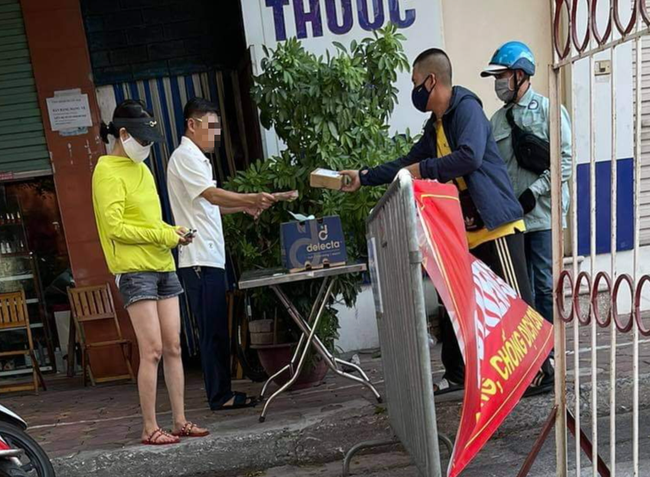Hà Nội: Chủ tịch phường xử phạt Bí thư phường vì ra chốt kiểm soát nhận đồ không đeo khẩu trang - Ảnh 1.