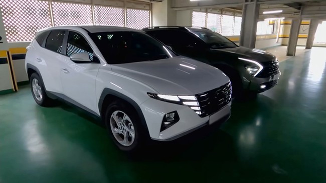 Kia Sportage 2022 và Hyundai Tucson 2022 đọ dáng ngoài đời thực - Ảnh 1.