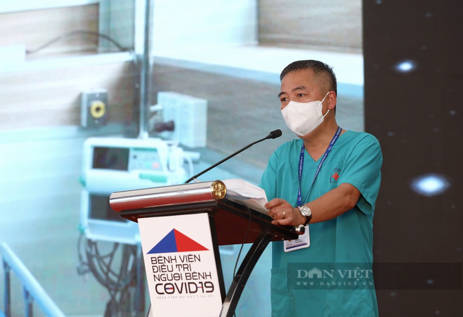 PGS. TS. Nguyễn Lân Hiếu, Giám đốc Bệnh viện Đại học Y Hà Nội chia sẻ về hoạt động thiết kế, xây dựng bệnh viện điều trị bệnh nhân Covid-19. Ảnh: PV